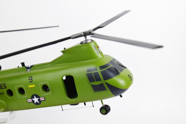 HMM-165 White Knights (154803) CH-46