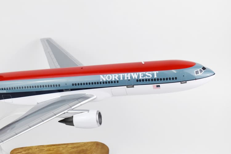 Northwest 1992 DC-10-40