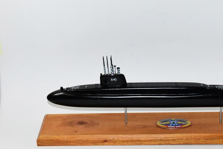 USS Benjamin Franklin SSBN-640 Submarine Model (Black Hull)