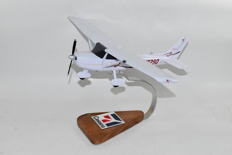 Cessna 172 SkyHawk N6229Q Model