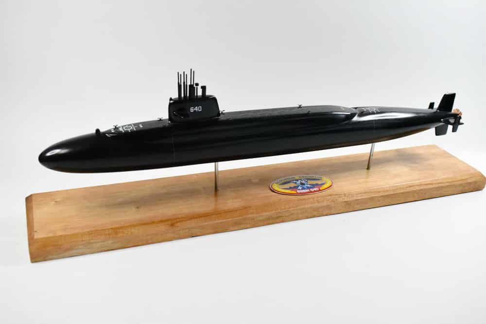 USS Benjamin Franklin SSBN-640 Submarine Model (Black Hull)