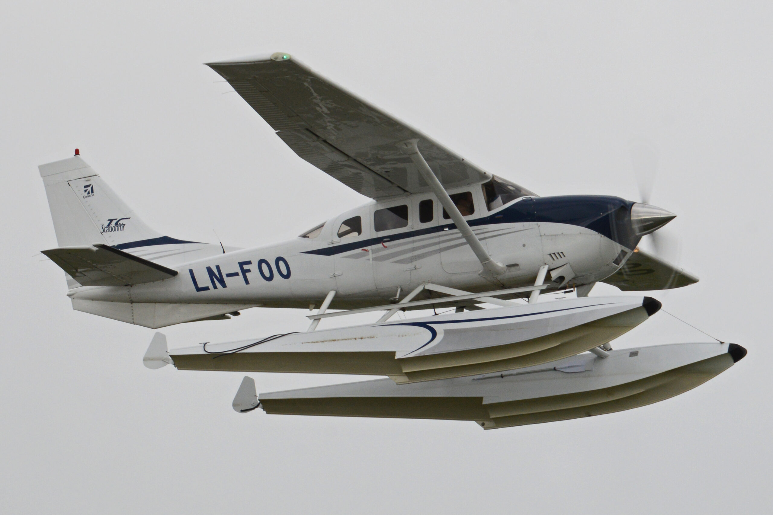 By Alan Wilson from Stilton, Peterborough, Cambs, UK - Cessna T.206H Turbo Stationair ‘LN-FOO’, CC BY-SA 2.0, https://commons.wikimedia.org/w/index.php?curid=72745593